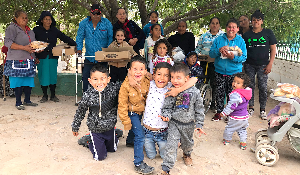Niños y niñas de La Pila con sus familias